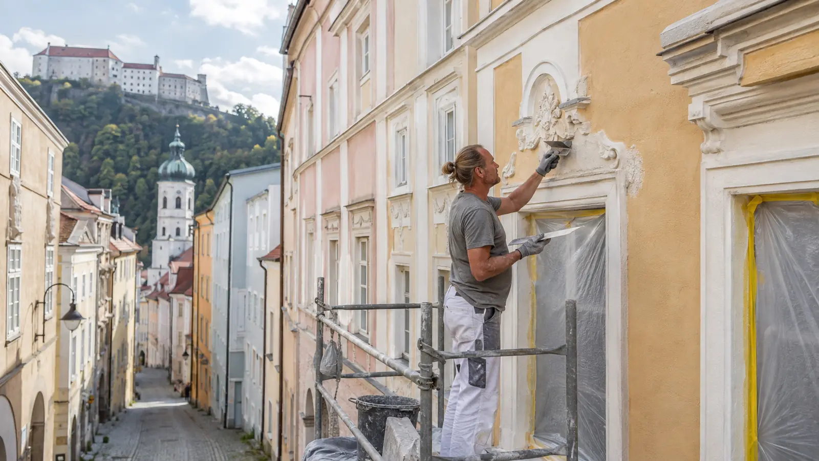 Fassadenrestaurierung in der Passauer Altstadt – Farbgebung im historischen Straßenbild