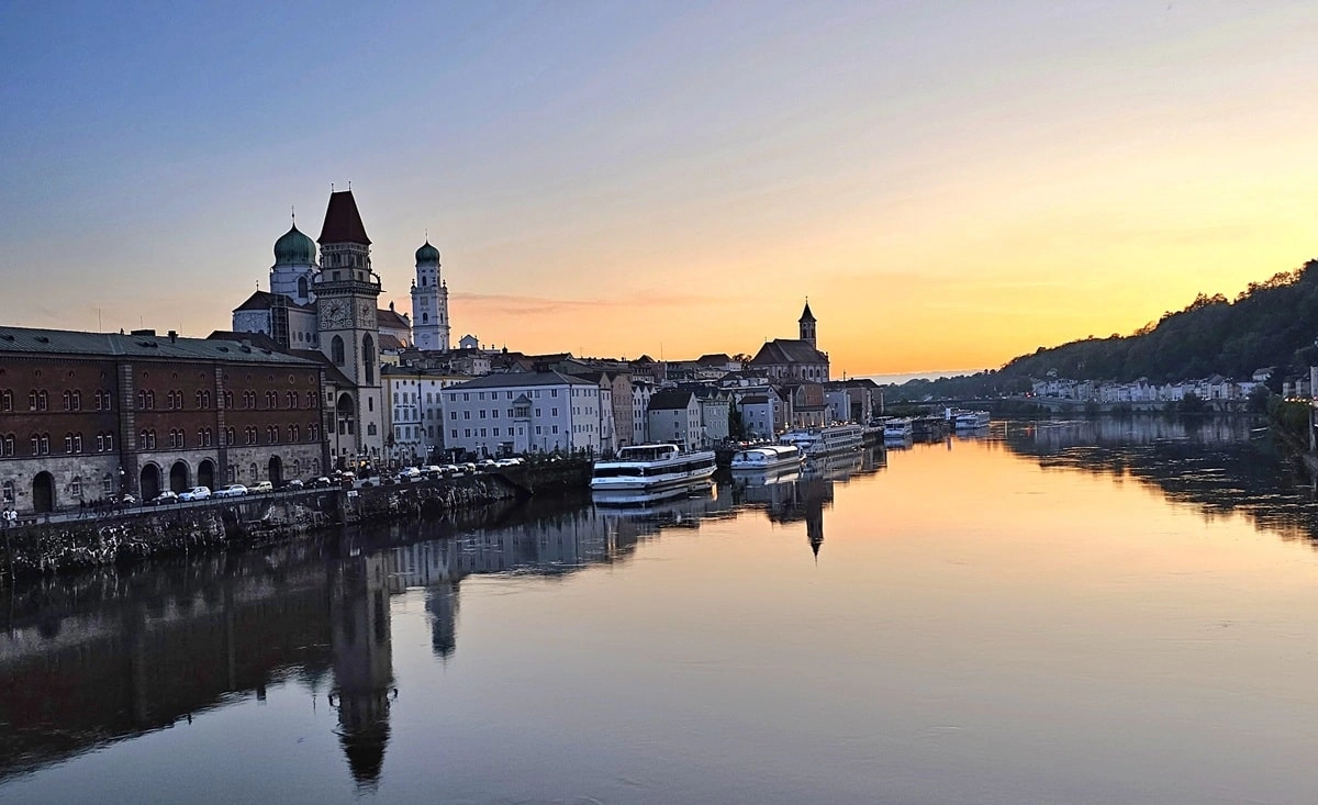 Passauer Altstadt in der Abenddämmerung – nachts und am Wochenende ist der Schlüsseldienst am häufigsten unterwegs