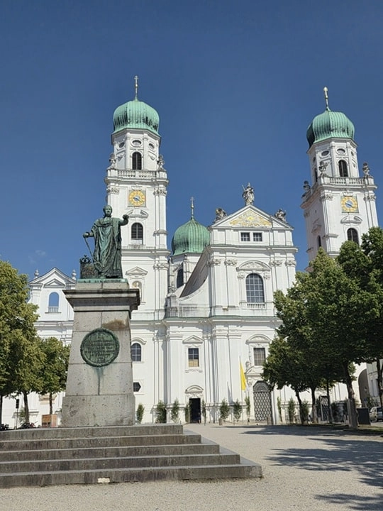 Domplatz mit Stephansdom in Passau – Naturstein und Formate im historischen Stadtbild