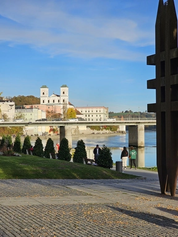 Skulptur an der Innpromenade in Passau – Stadtansicht der Region Niederbayern