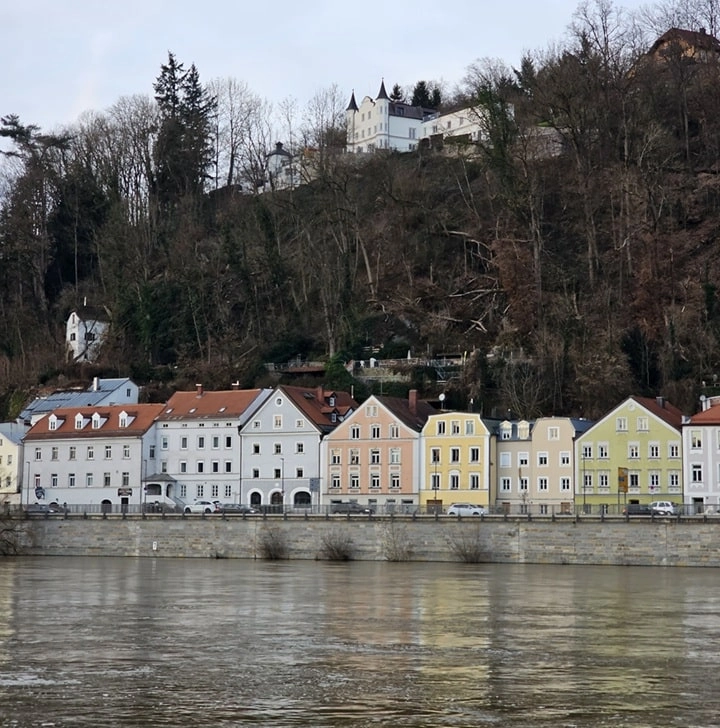 Häuserzeile in der Passauer Innstadt – Altbauten, in denen Bäder häufig grundlegend erneuert werden