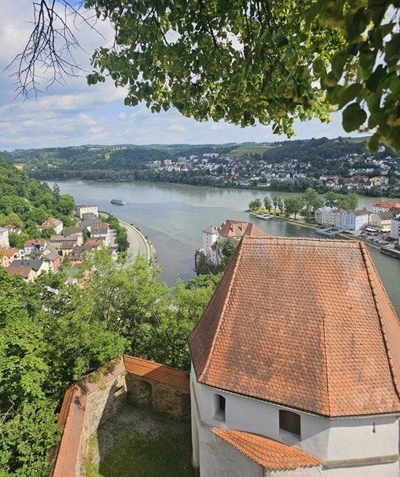 Dachlandschaft in Passau mit Blick auf die Donau – Ausrichtung und Neigung für Solaranlagen