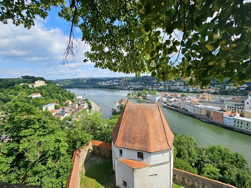 Blick über die Dächer der Passauer Altstadt zur Veste Oberhaus – Steildächer über der Donau